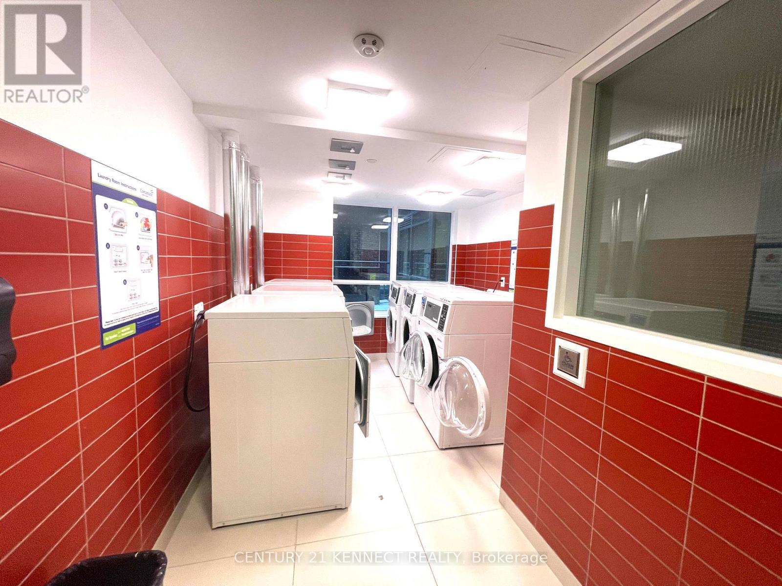 402R - 231 College Street, Toronto, ON - Indoor Photo Showing Laundry Room