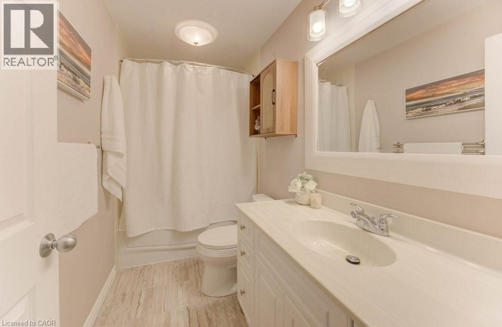 85 Chalmers Street N, Cambridge, ON - Indoor Photo Showing Bathroom