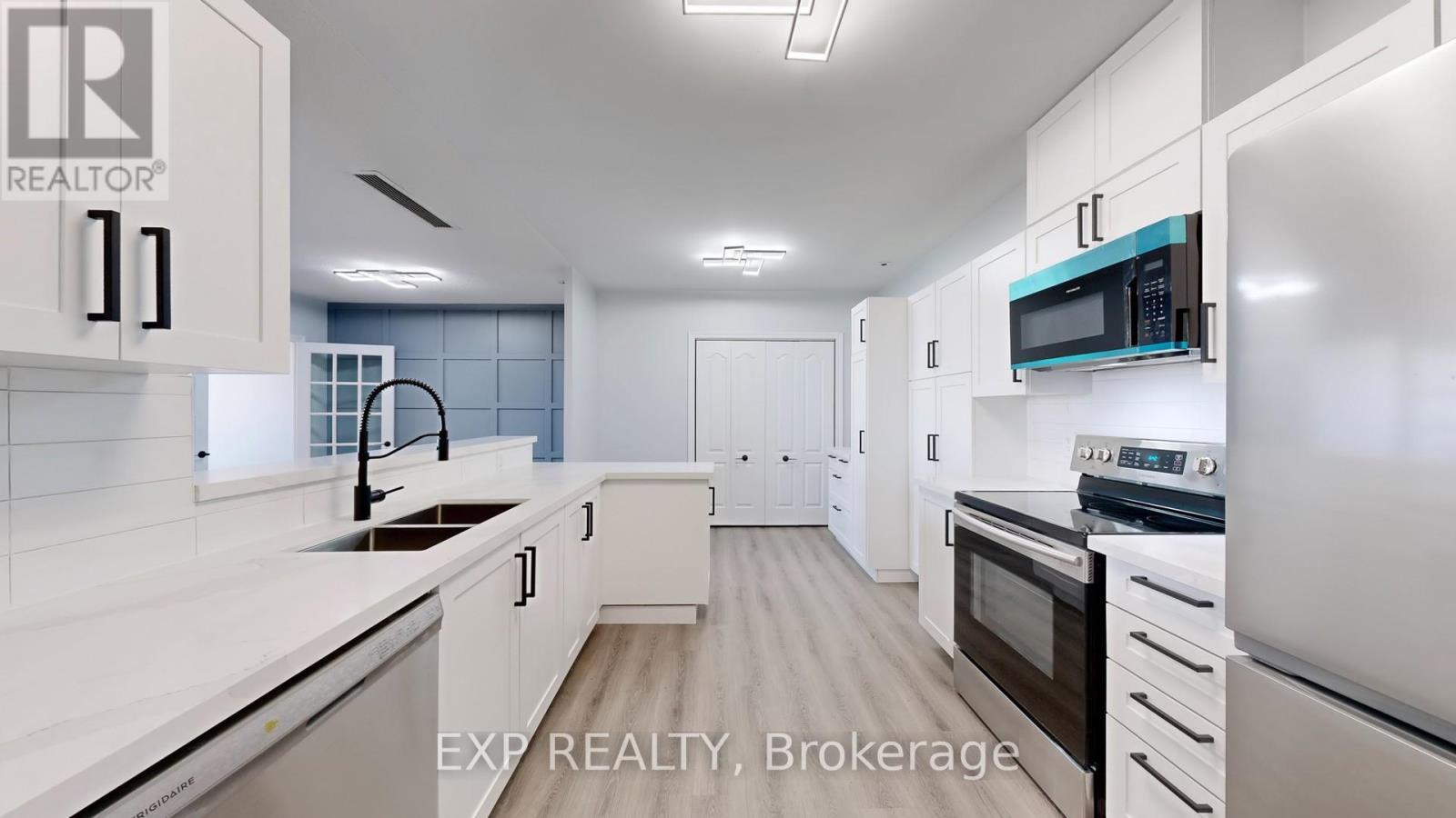 Ph09 - 115 Omni Drive, Toronto, ON - Indoor Photo Showing Kitchen With Stainless Steel Kitchen With Double Sink With Upgraded Kitchen