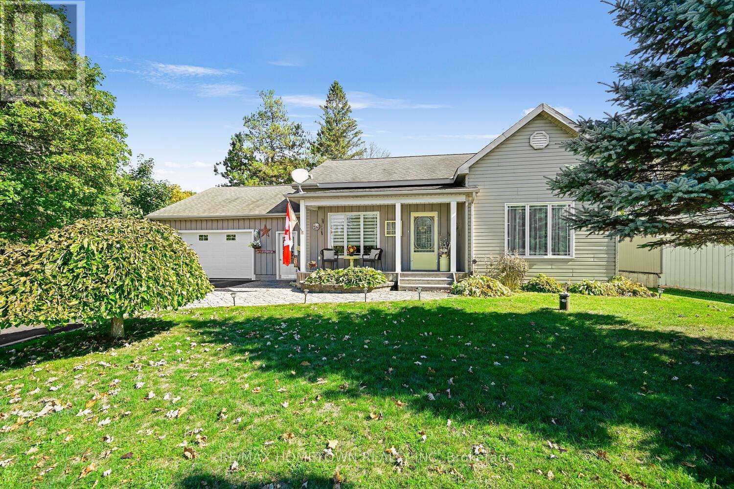 8121 Main Street, Augusta, ON - Outdoor