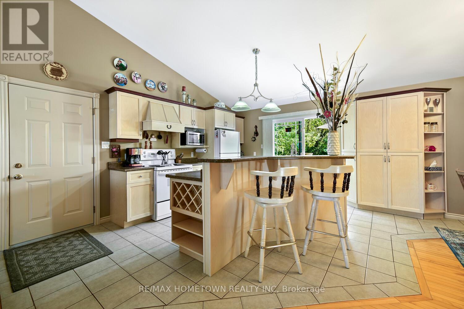 8121 Main Street, Augusta, ON - Indoor Photo Showing Kitchen