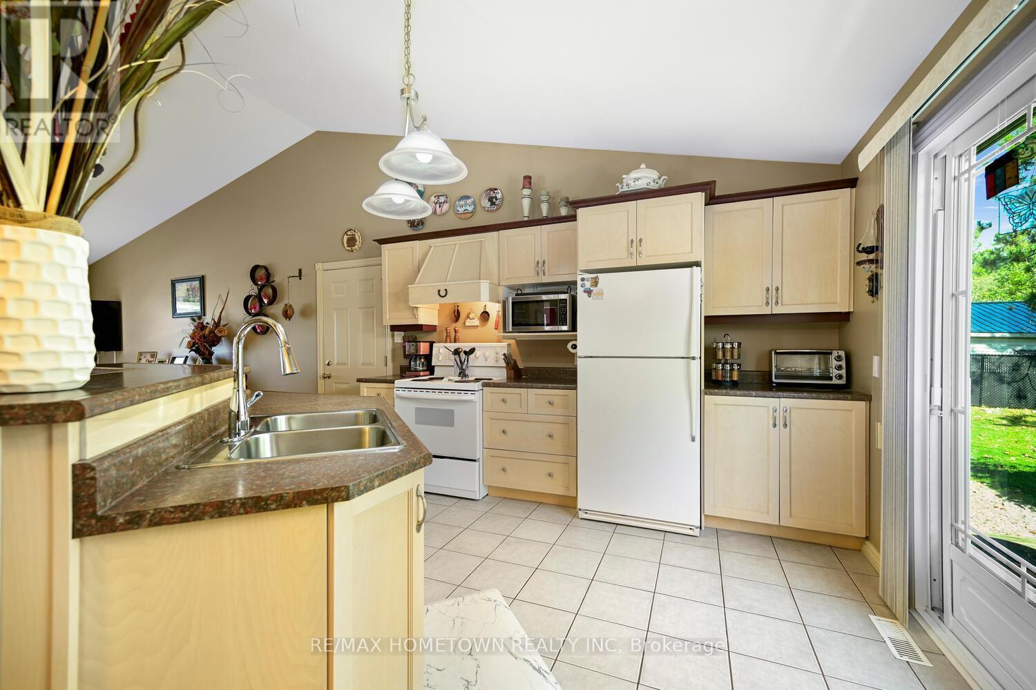 8121 Main Street, Augusta, ON - Indoor Photo Showing Kitchen With Double Sink