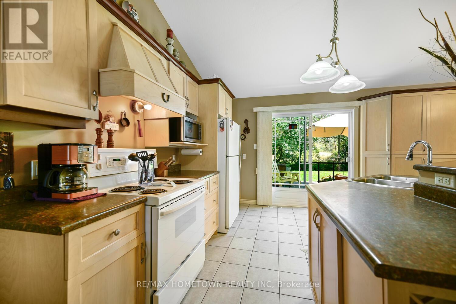 8121 Main Street, Augusta, ON - Indoor Photo Showing Kitchen With Double Sink