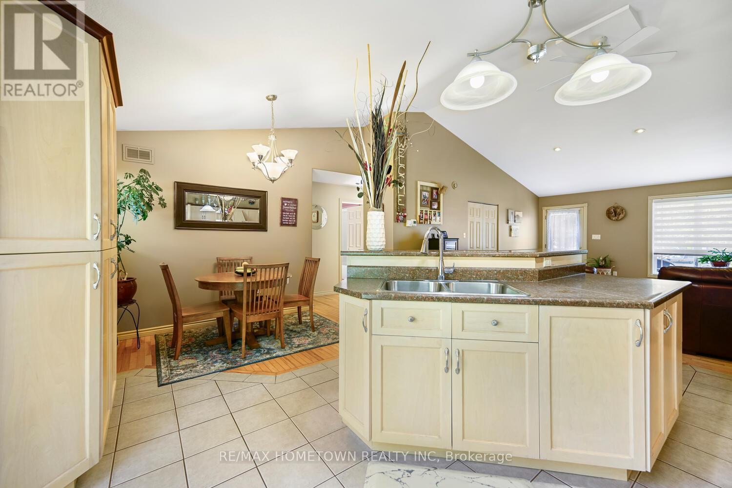 8121 Main Street, Augusta, ON - Indoor Photo Showing Kitchen With Double Sink