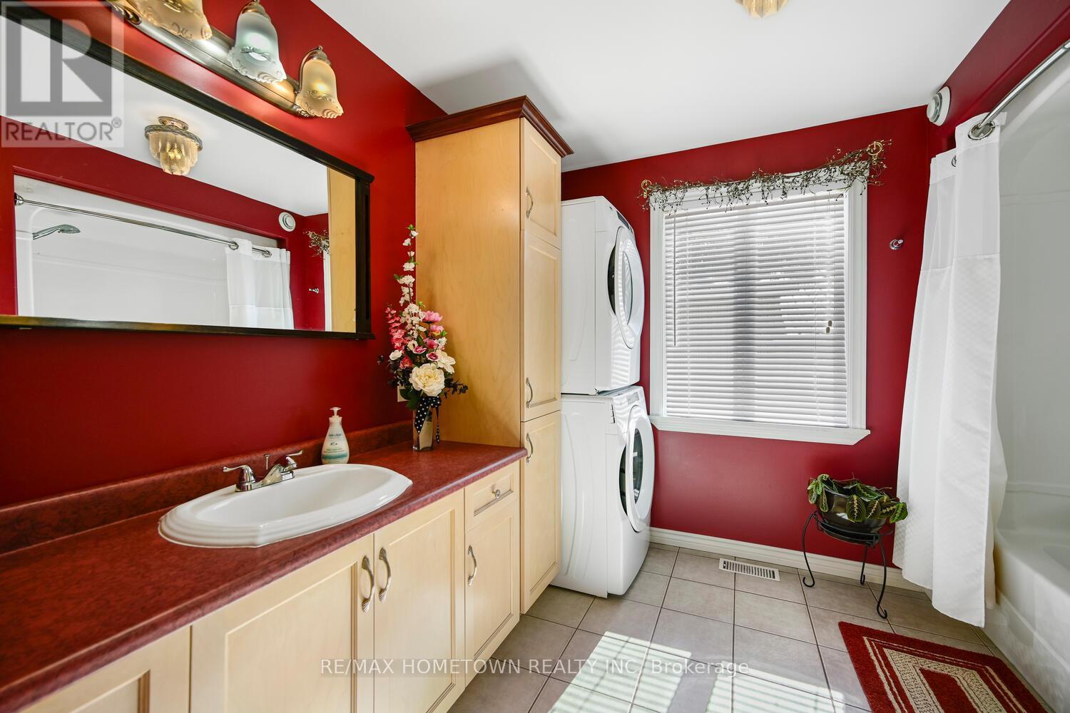 8121 Main Street, Augusta, ON - Indoor