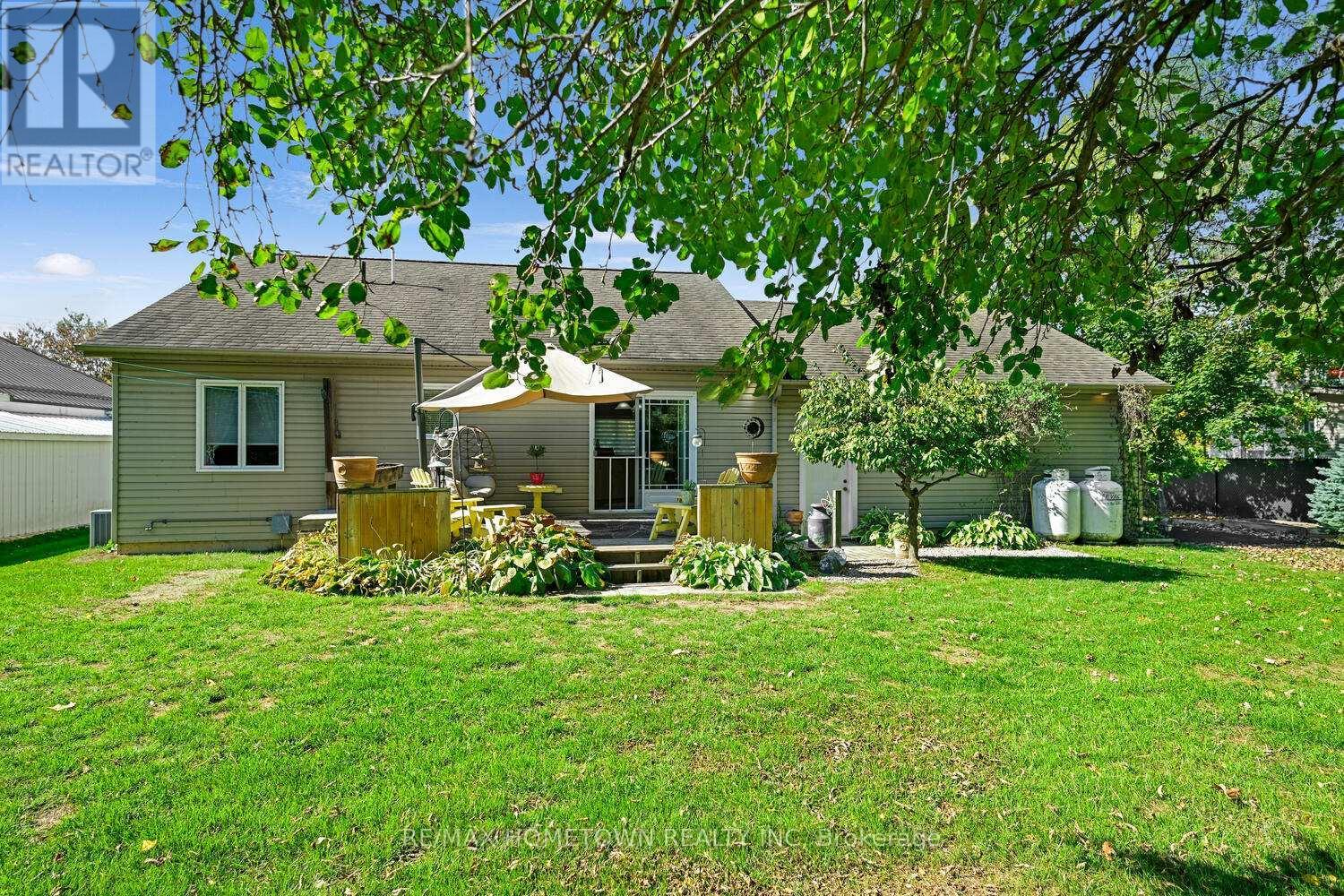 8121 Main Street, Augusta, ON - Outdoor