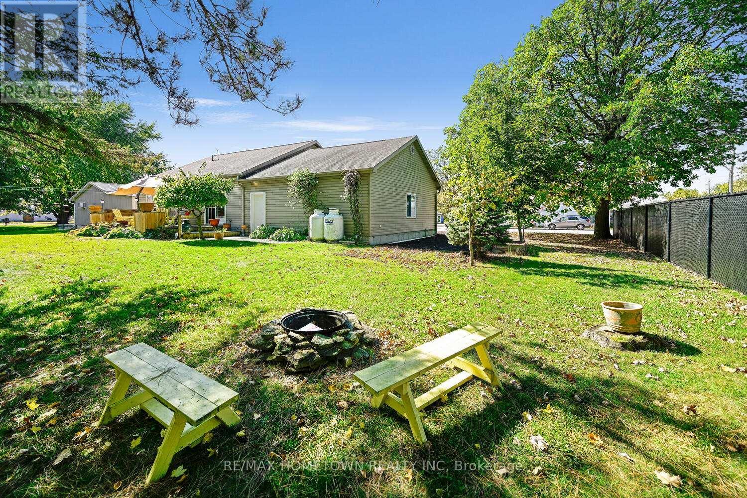 8121 Main Street, Augusta, ON - Outdoor