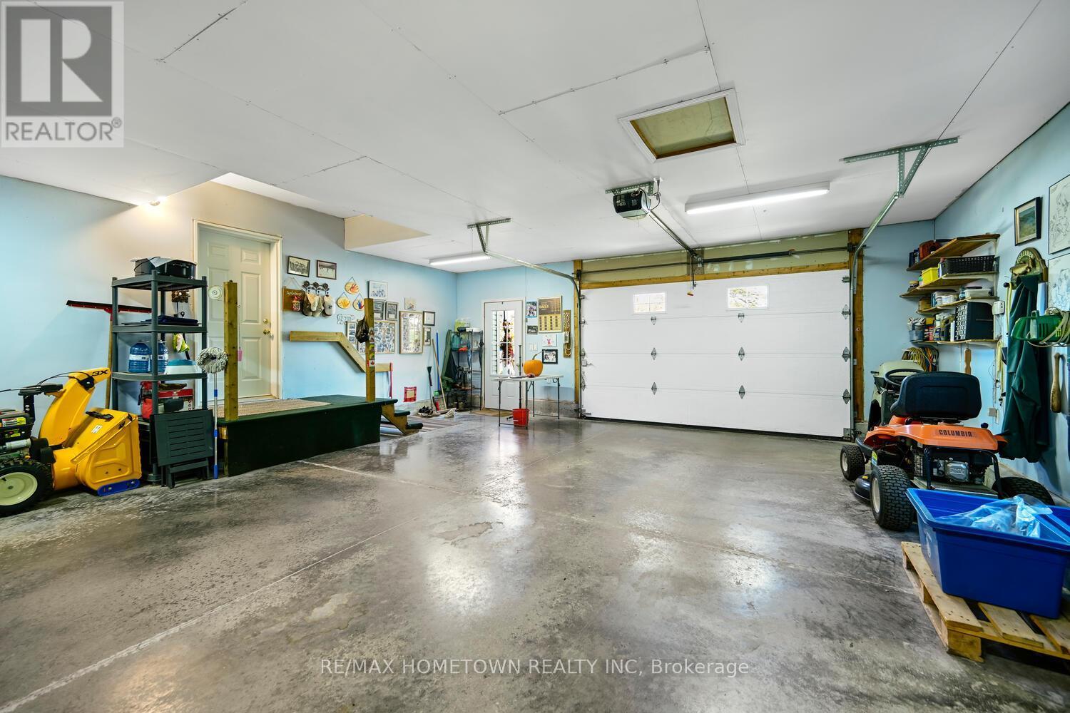 8121 Main Street, Augusta, ON - Indoor Photo Showing Garage