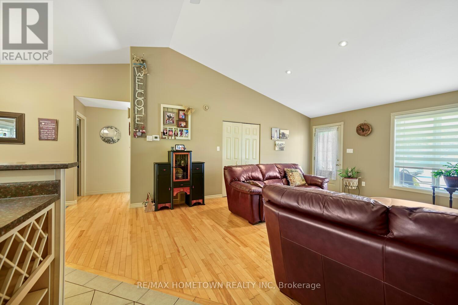 8121 Main Street, Augusta, ON - Indoor Photo Showing Living Room