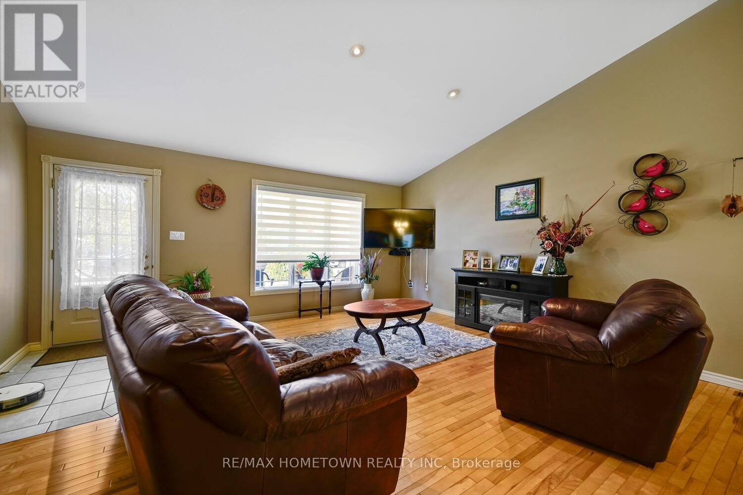 8121 Main Street, Augusta, ON - Indoor Photo Showing Living Room