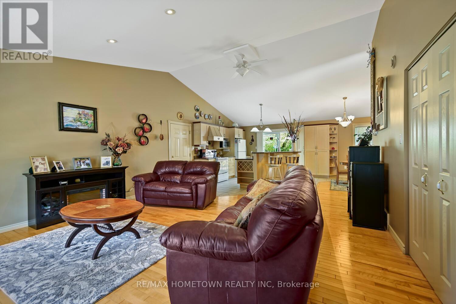 8121 Main Street, Augusta, ON - Indoor Photo Showing Living Room