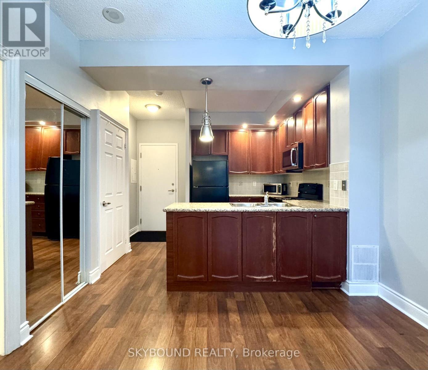 131 - 33 Cox Boulevard, Markham, ON - Indoor Photo Showing Kitchen