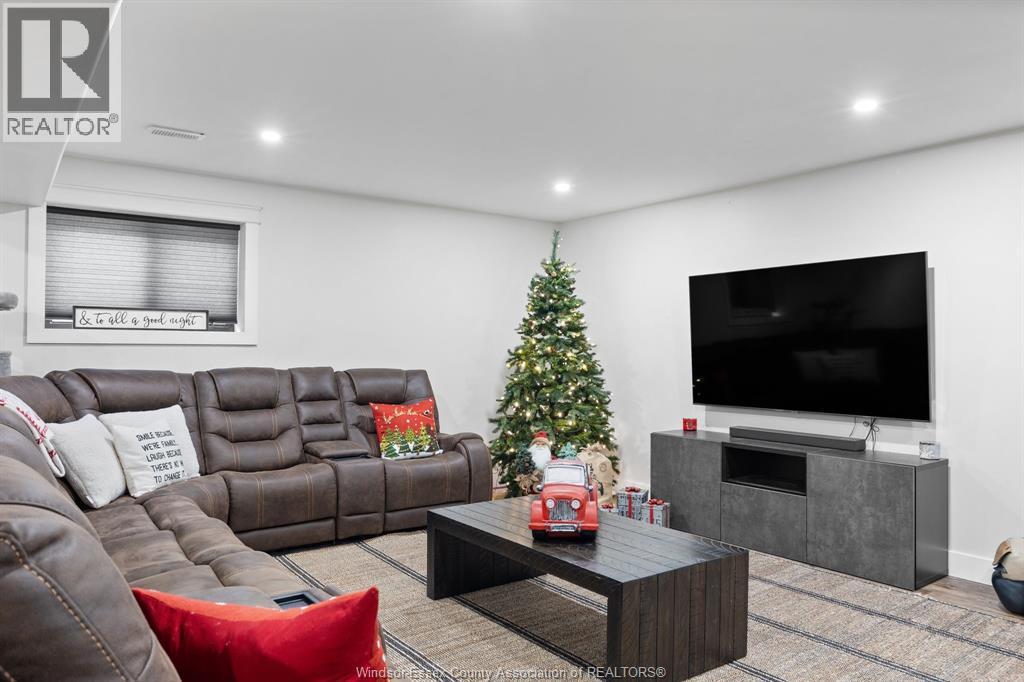 22 Lundy Street, Amherstburg, ON - Indoor Photo Showing Living Room