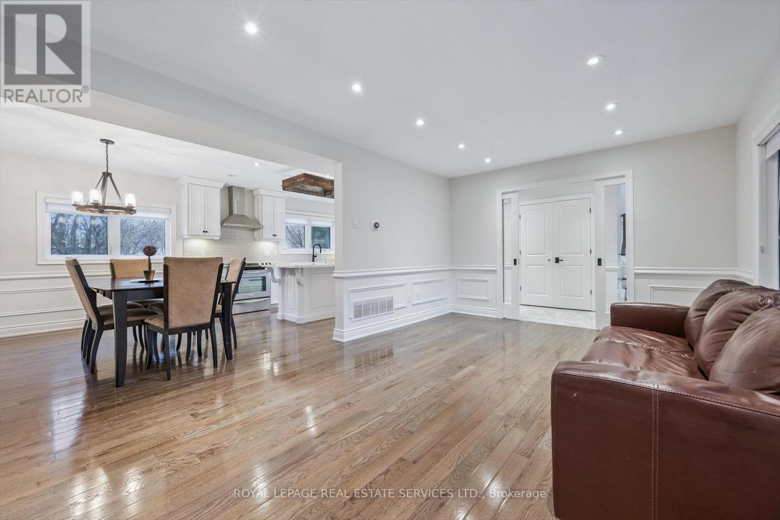 Designed for Entertaining & Everyday Family Living - 1302 Hillview Crescent, Oakville, ON - Indoor
