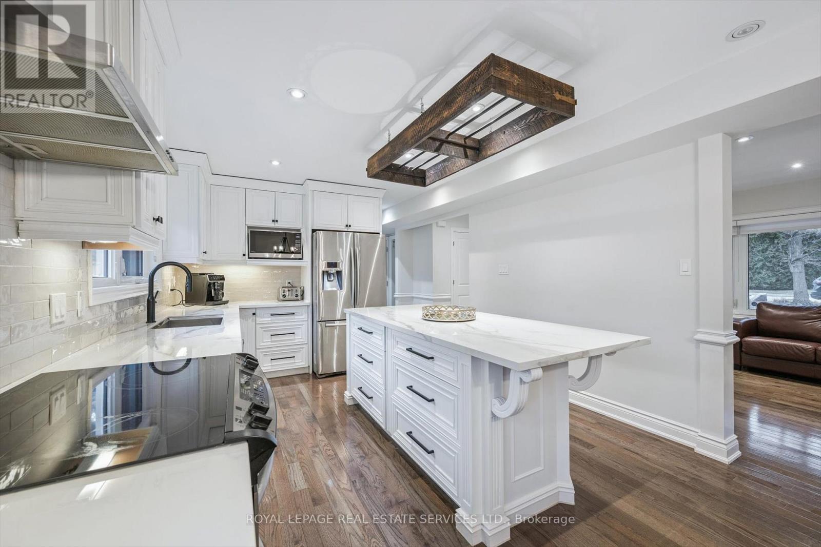 Features Quartz Countertops and S/S Appliances - 1302 Hillview Crescent, Oakville, ON - Indoor Photo Showing Kitchen With Upgraded Kitchen