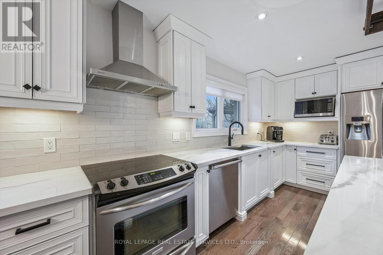 Features Quartz Countertops and S/S Appliances - 1302 Hillview Crescent, Oakville, ON - Indoor Photo Showing Kitchen With Upgraded Kitchen
