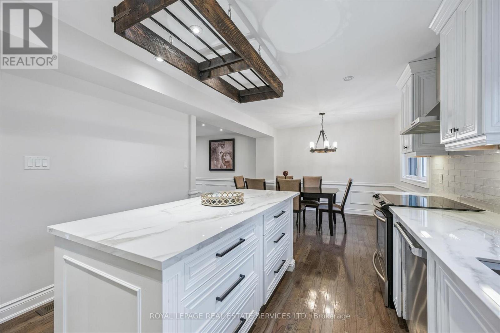 Island with Breakfast Bar Ideal for Casual Meals - 1302 Hillview Crescent, Oakville, ON - Indoor Photo Showing Kitchen With Upgraded Kitchen