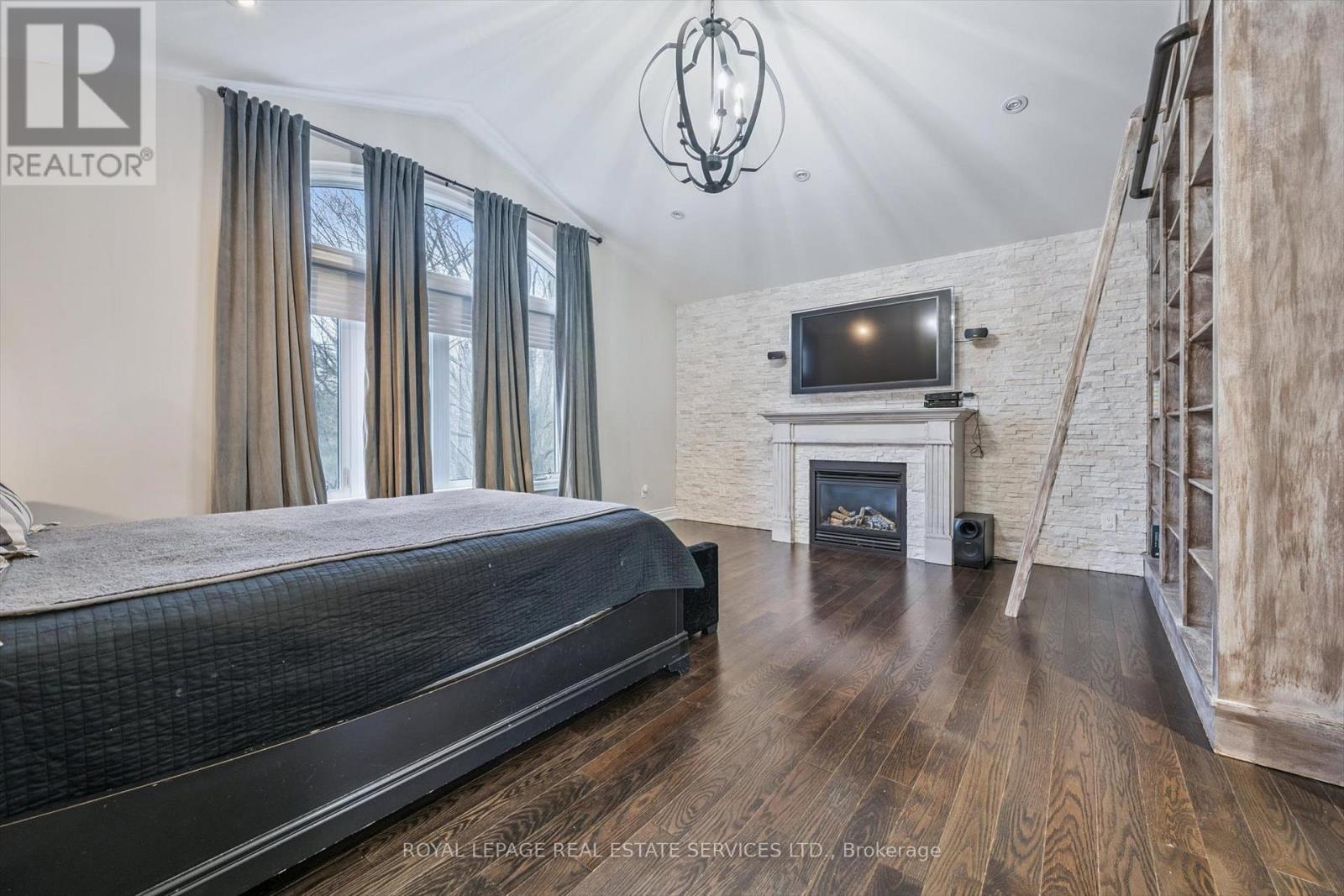 Primary Retreat w/Vaulted Ceiling & Gas Fireplace - 1302 Hillview Crescent, Oakville, ON - Indoor Photo Showing Bedroom With Fireplace