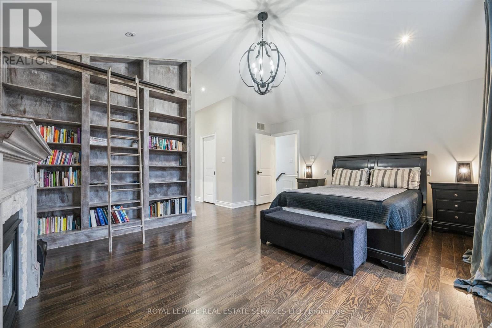 Primary Retreat w/Walk-In Closet and B/I Bookcase - 1302 Hillview Crescent, Oakville, ON - Indoor Photo Showing Bedroom