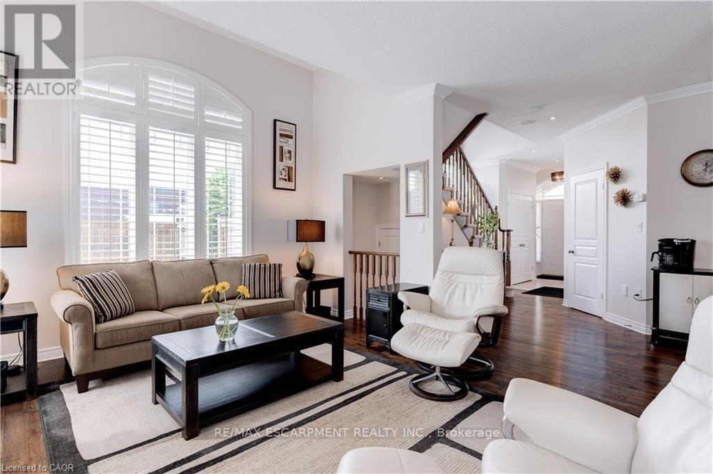 2 Celestial Crescent, Hamilton, ON - Indoor Photo Showing Living Room