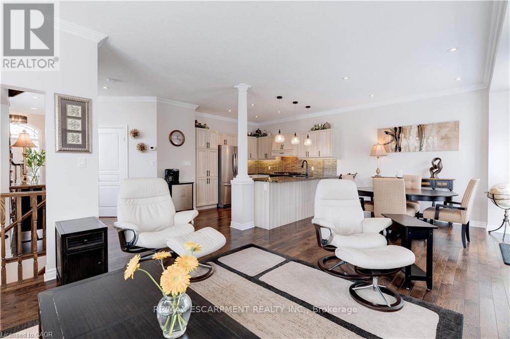 2 Celestial Crescent, Hamilton, ON - Indoor Photo Showing Living Room