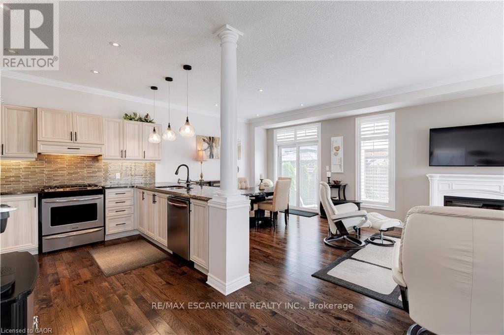 2 Celestial Crescent, Hamilton, ON - Indoor Photo Showing Kitchen With Stainless Steel Kitchen With Upgraded Kitchen