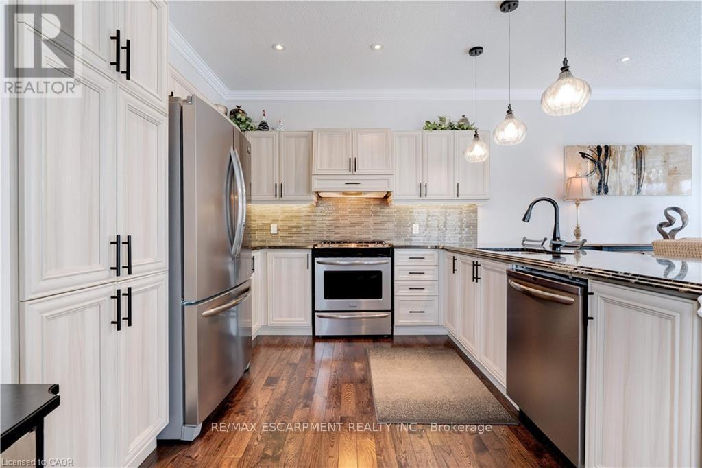 2 Celestial Crescent, Hamilton, ON - Indoor Photo Showing Kitchen With Stainless Steel Kitchen With Upgraded Kitchen