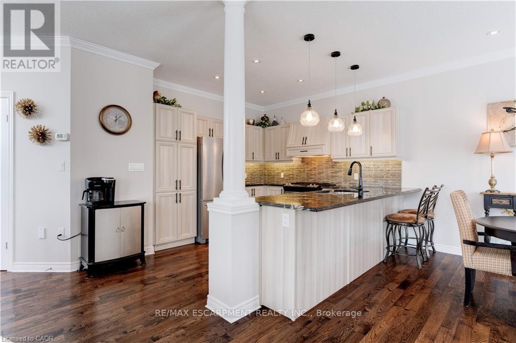 2 Celestial Crescent, Hamilton, ON - Indoor Photo Showing Kitchen With Upgraded Kitchen