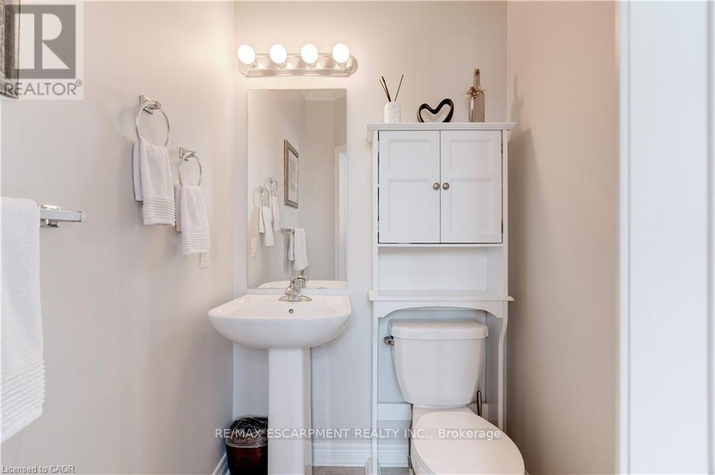 2 Celestial Crescent, Hamilton, ON - Indoor Photo Showing Bathroom