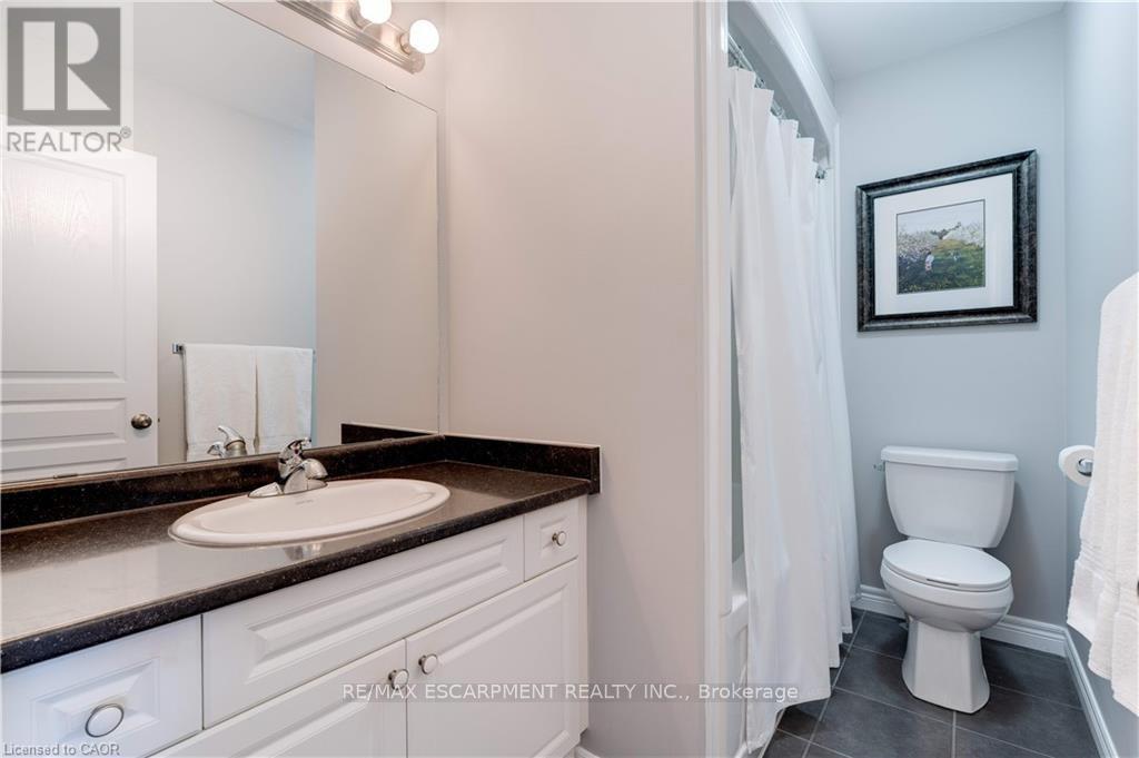 2 Celestial Crescent, Hamilton, ON - Indoor Photo Showing Bathroom