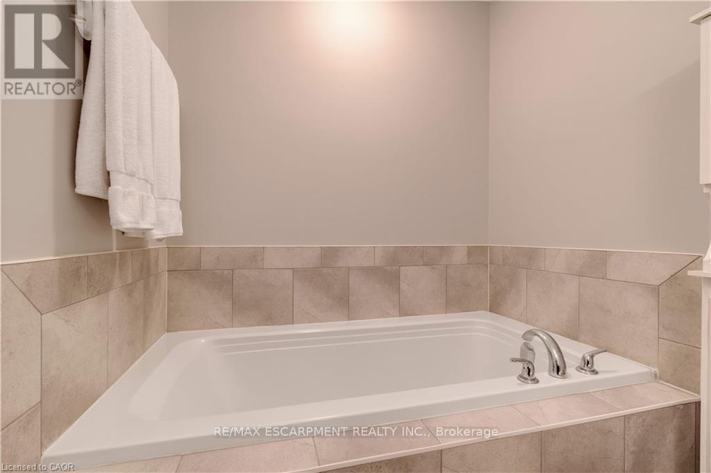 2 Celestial Crescent, Hamilton, ON - Indoor Photo Showing Bathroom