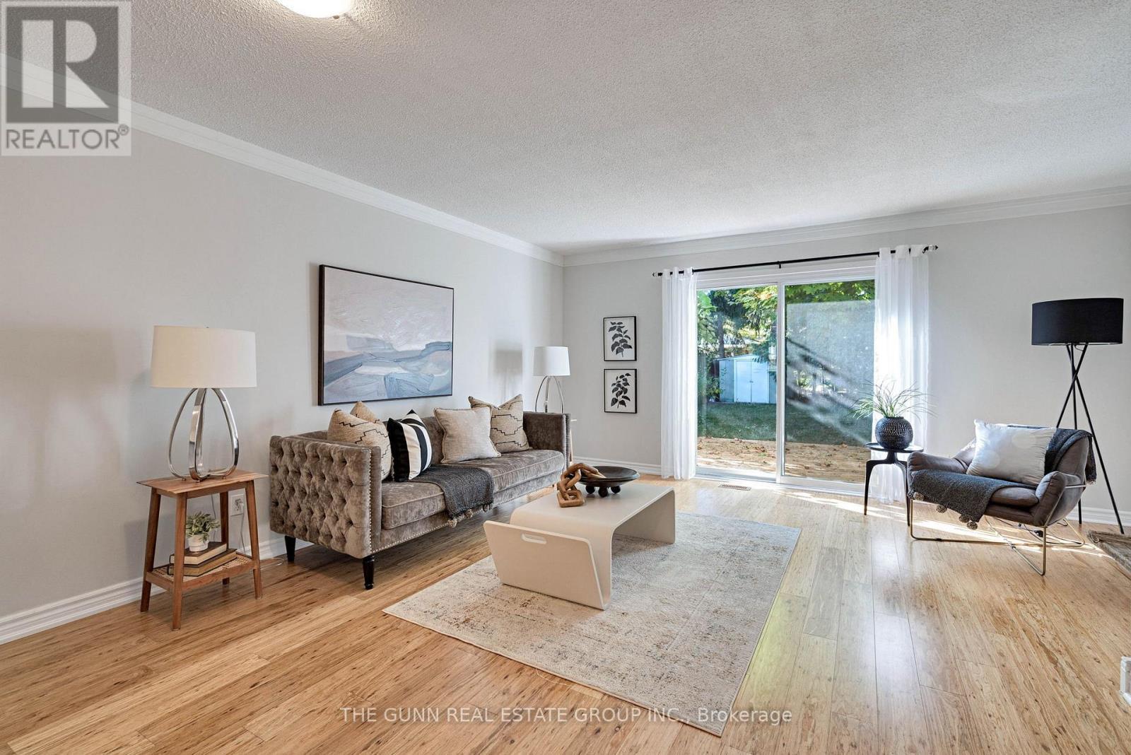 6 Olympic Crescent, London North (North I), ON - Indoor Photo Showing Living Room