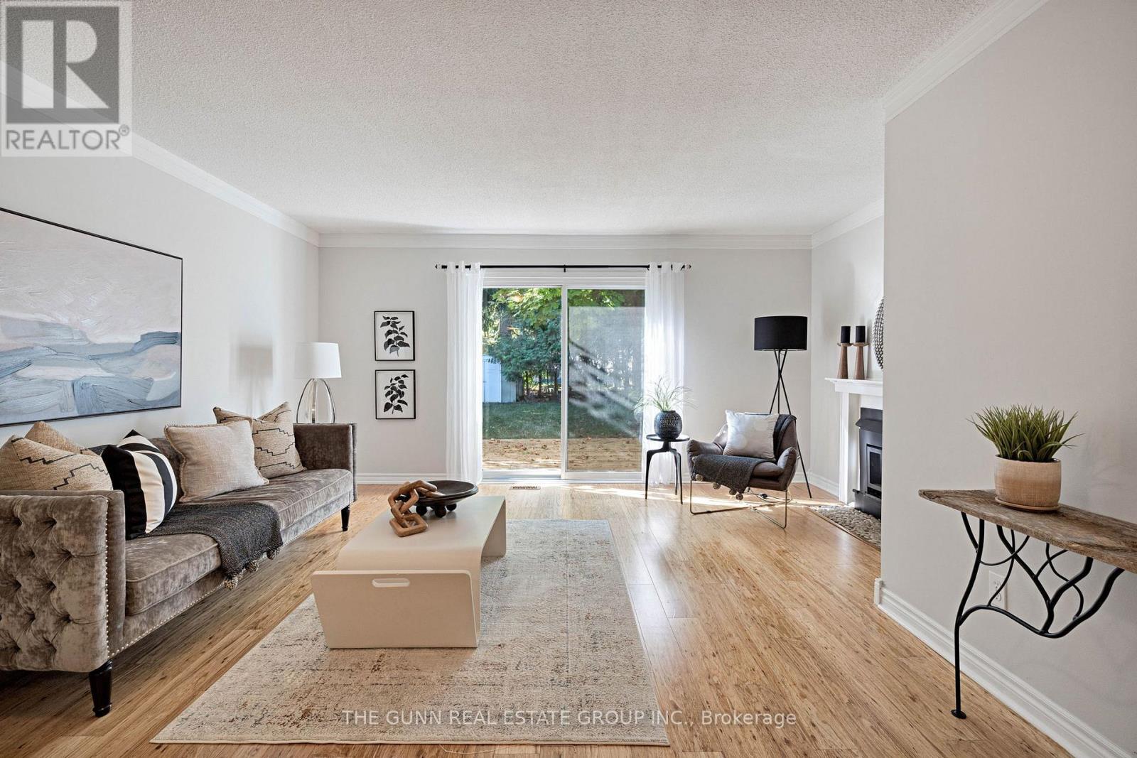 6 Olympic Crescent, London North (North I), ON - Indoor Photo Showing Living Room