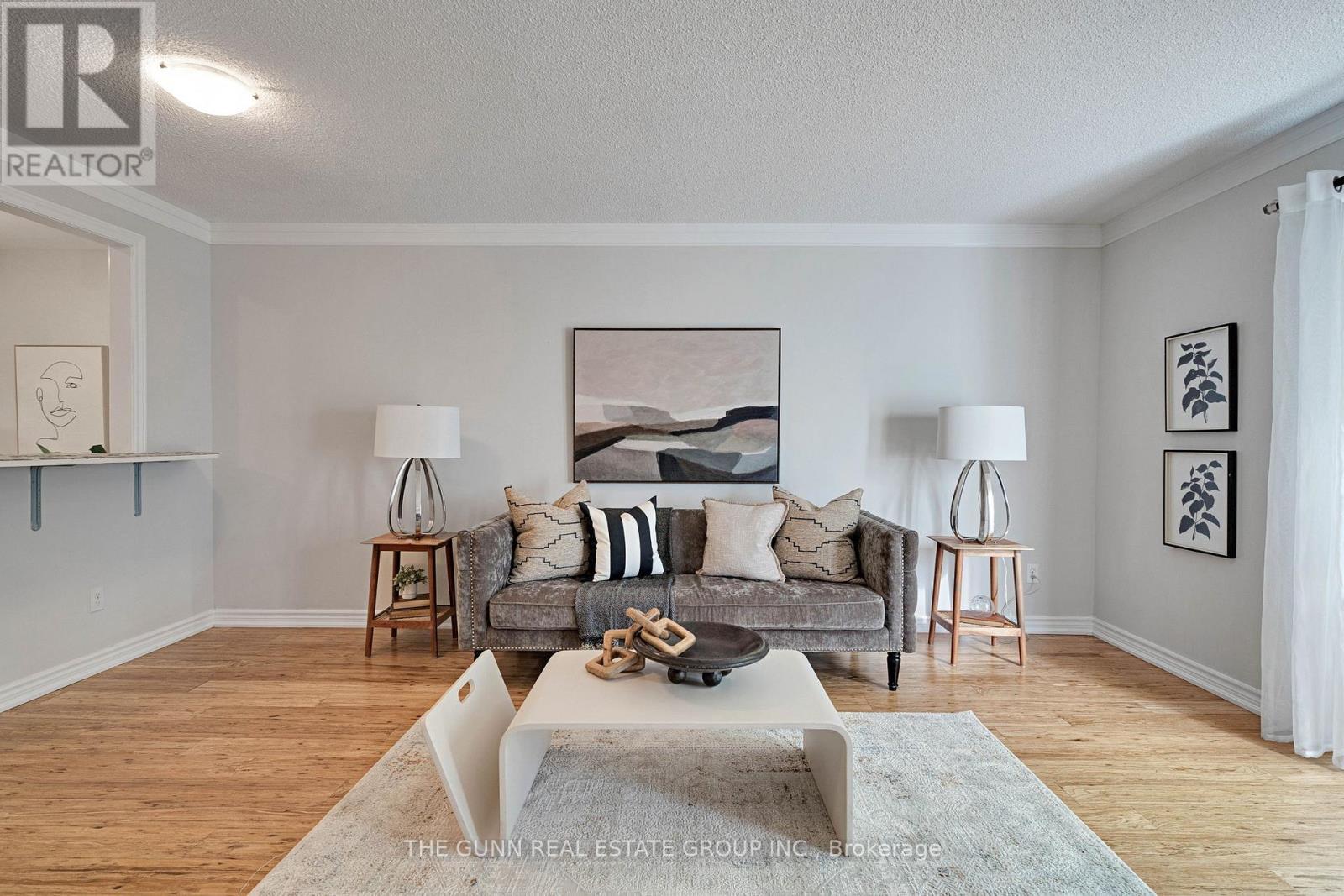 6 Olympic Crescent, London North (North I), ON - Indoor Photo Showing Living Room