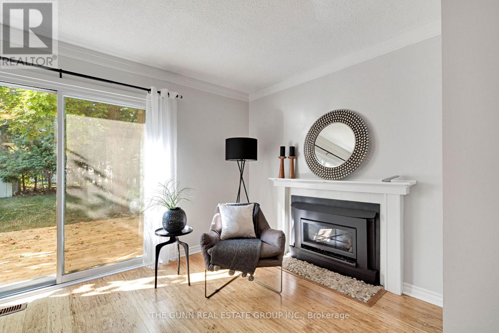 6 Olympic Crescent, London North (North I), ON - Indoor Photo Showing Living Room With Fireplace