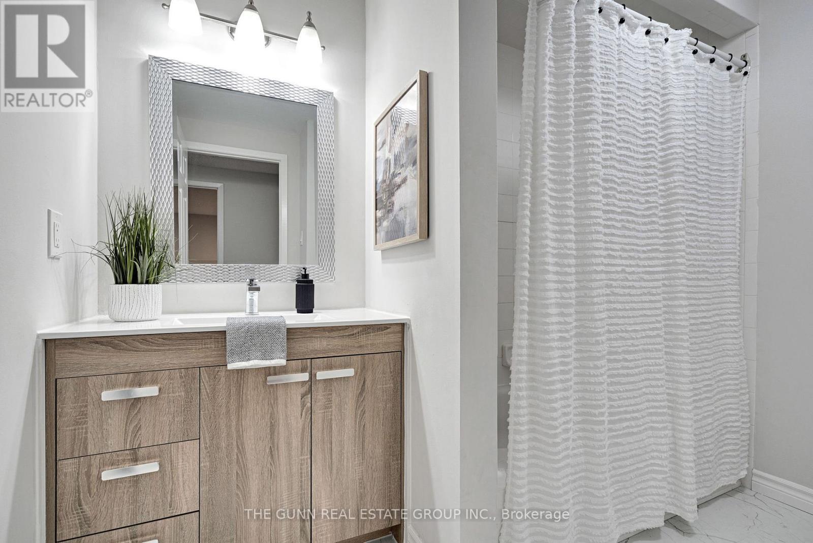 6 Olympic Crescent, London North (North I), ON - Indoor Photo Showing Bathroom