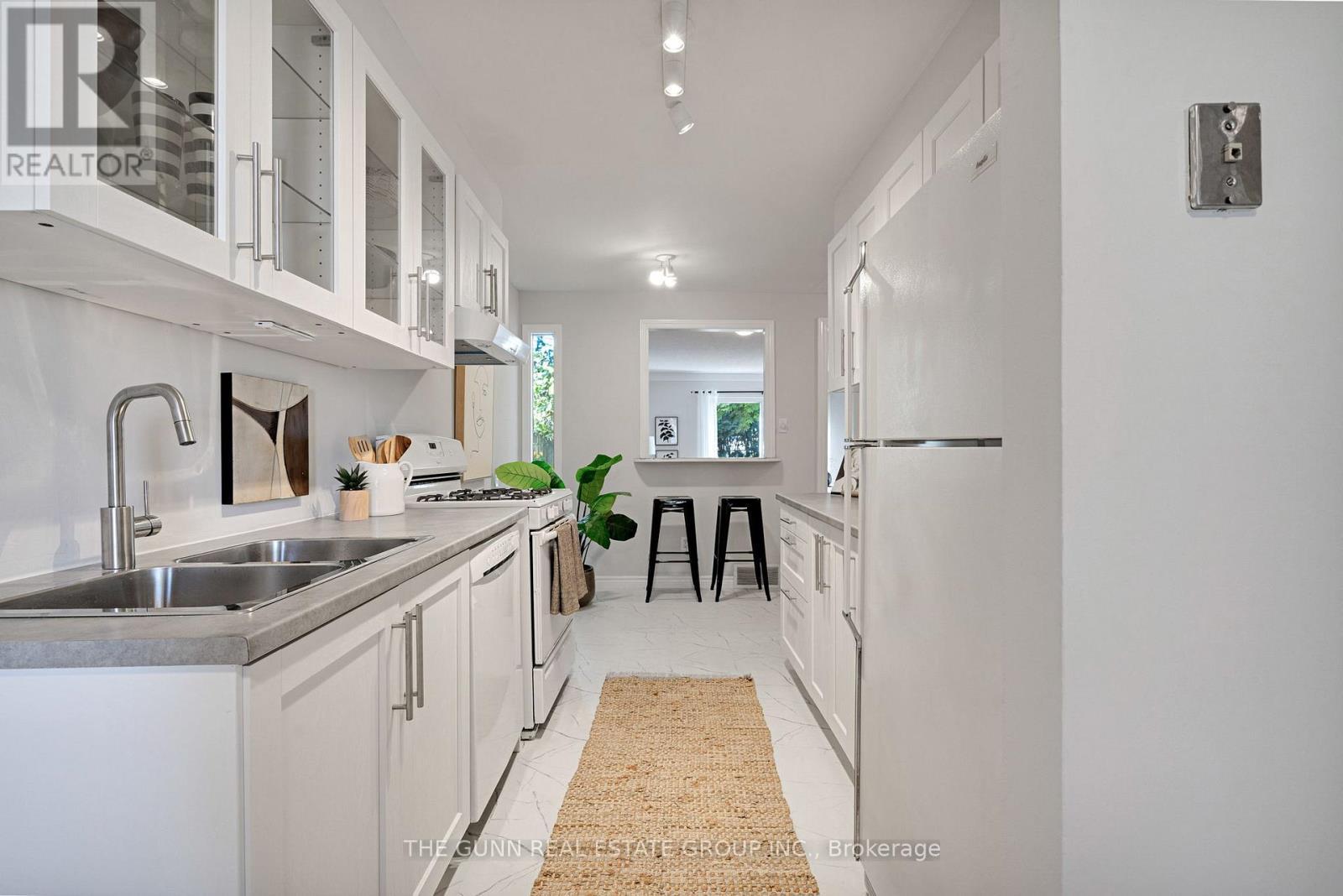 6 Olympic Crescent, London North (North I), ON - Indoor Photo Showing Kitchen With Double Sink
