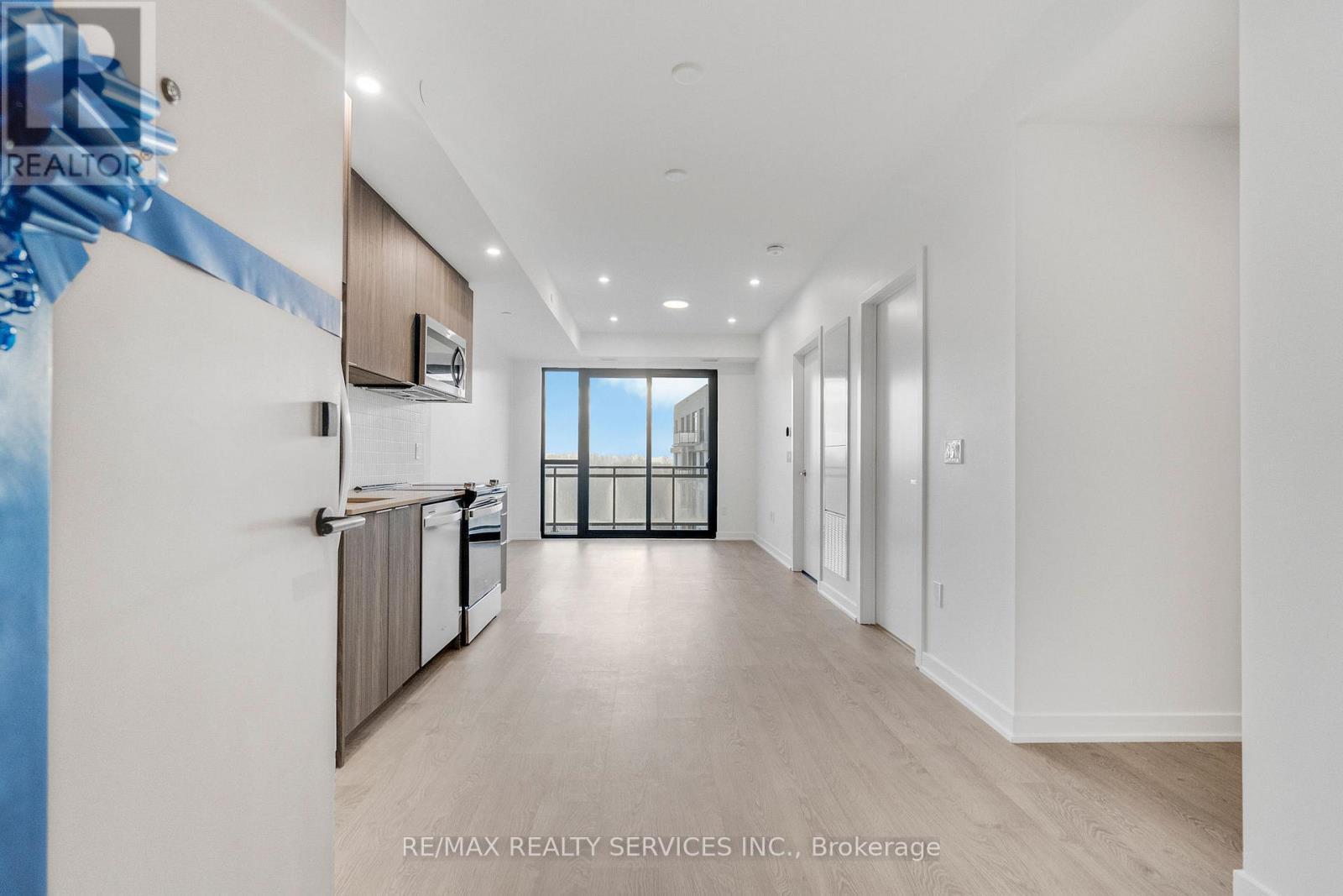 709 - 720 Whitlock Avenue, Milton, ON - Indoor