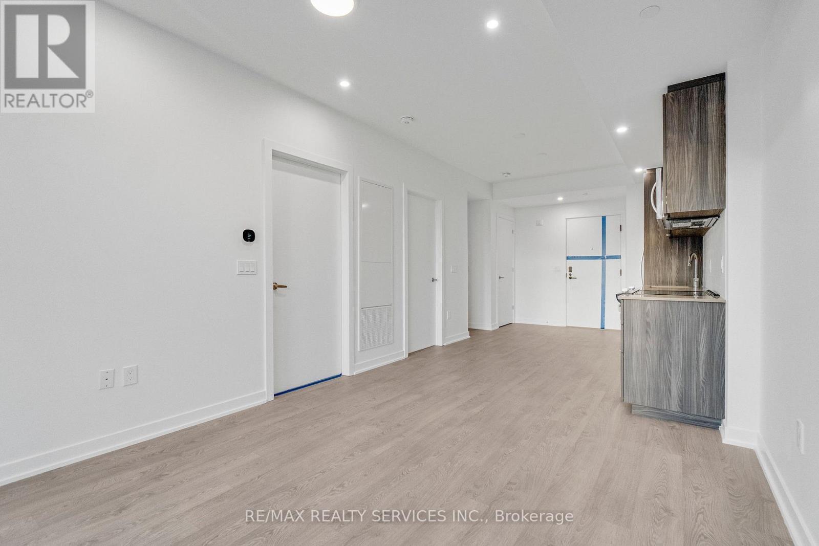 709 - 720 Whitlock Avenue, Milton, ON - Indoor