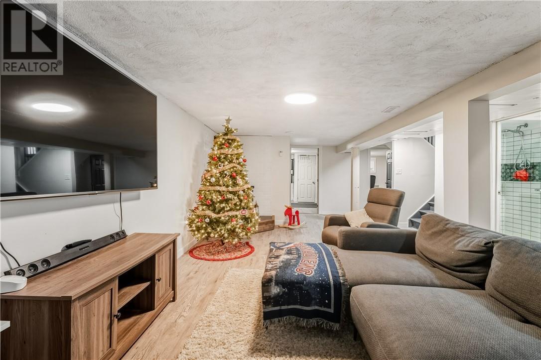 3930 Macmillan Drive, Val Caron, ON - Indoor Photo Showing Living Room