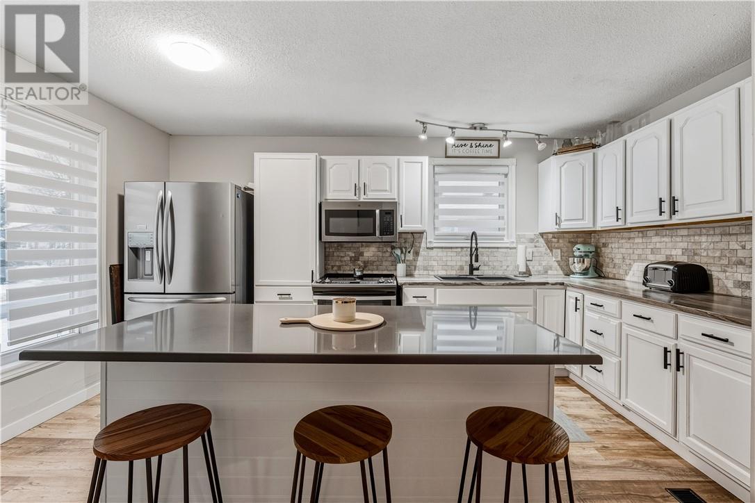 3930 Macmillan Drive, Val Caron, ON - Indoor Photo Showing Kitchen With Upgraded Kitchen
