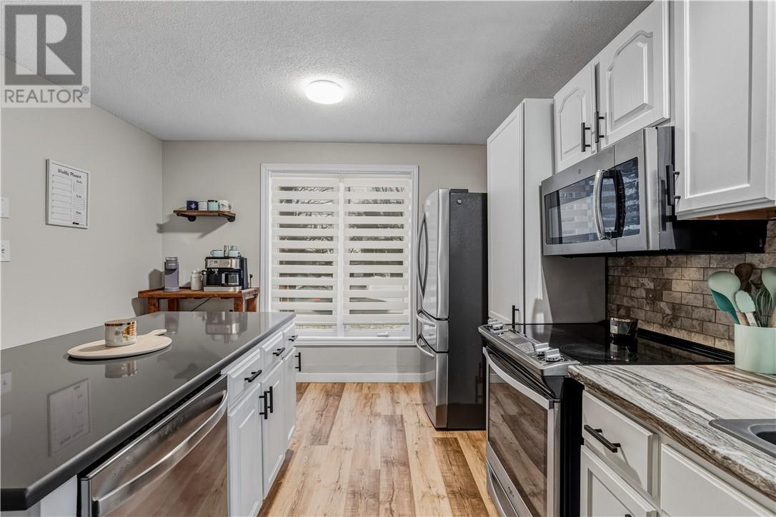 3930 Macmillan Drive, Val Caron, ON - Indoor Photo Showing Kitchen