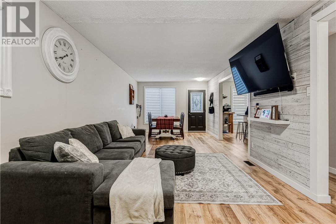 3930 Macmillan Drive, Val Caron, ON - Indoor Photo Showing Living Room