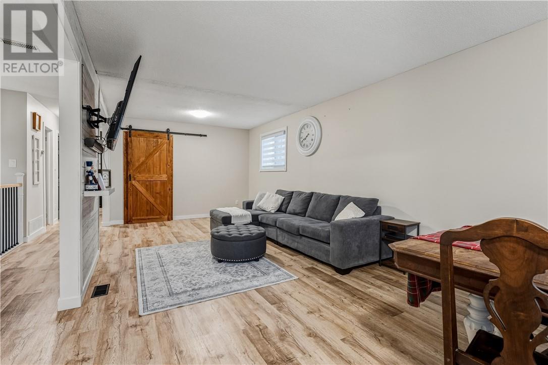 3930 Macmillan Drive, Val Caron, ON - Indoor Photo Showing Living Room