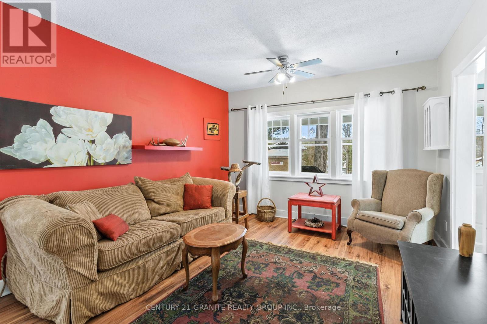 42 Chemaushgon Road, Bancroft (Bancroft Ward), ON - Indoor Photo Showing Living Room