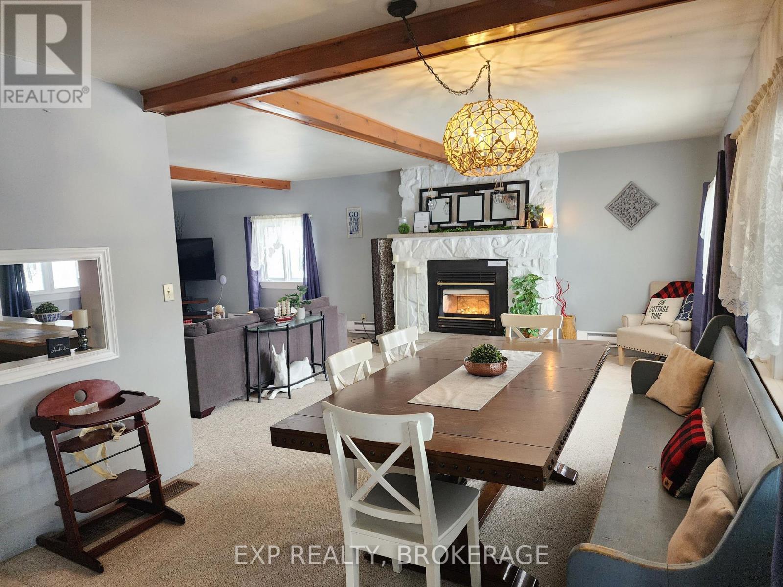 Grand chalet - 4177 & 4187 Carrying Place Road, Frontenac (Frontenac South), ON