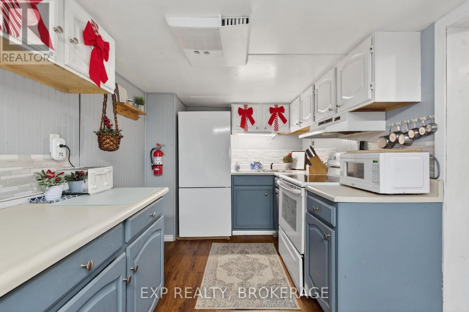 Grand chalet - 4177 & 4187 Carrying Place Road, Frontenac (Frontenac South), ON