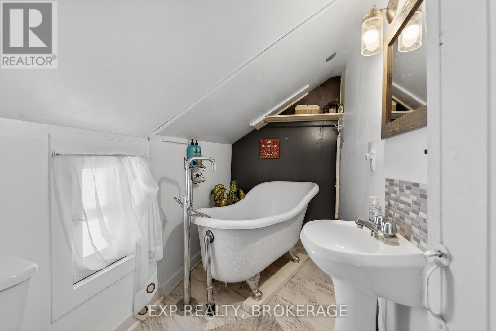 Lakeview farmhouse - 4177 & 4187 Carrying Place Road, Frontenac (Frontenac South), ON