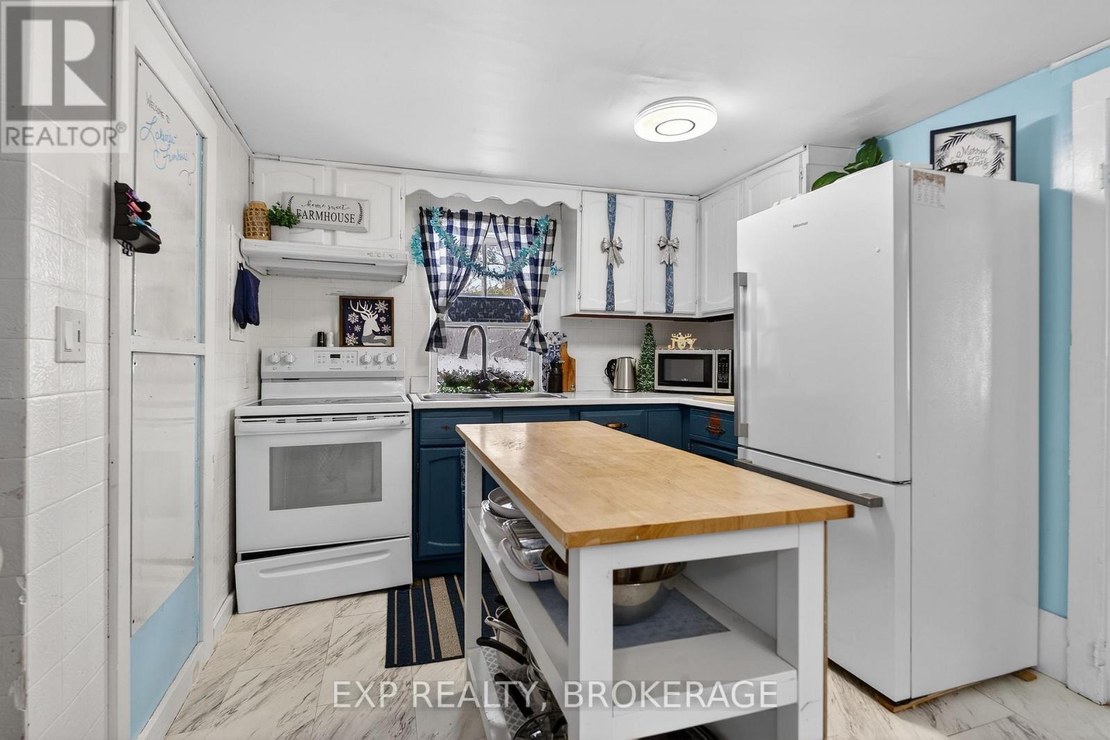 Lakeview farmhouse - 4177 & 4187 Carrying Place Road, Frontenac (Frontenac South), ON