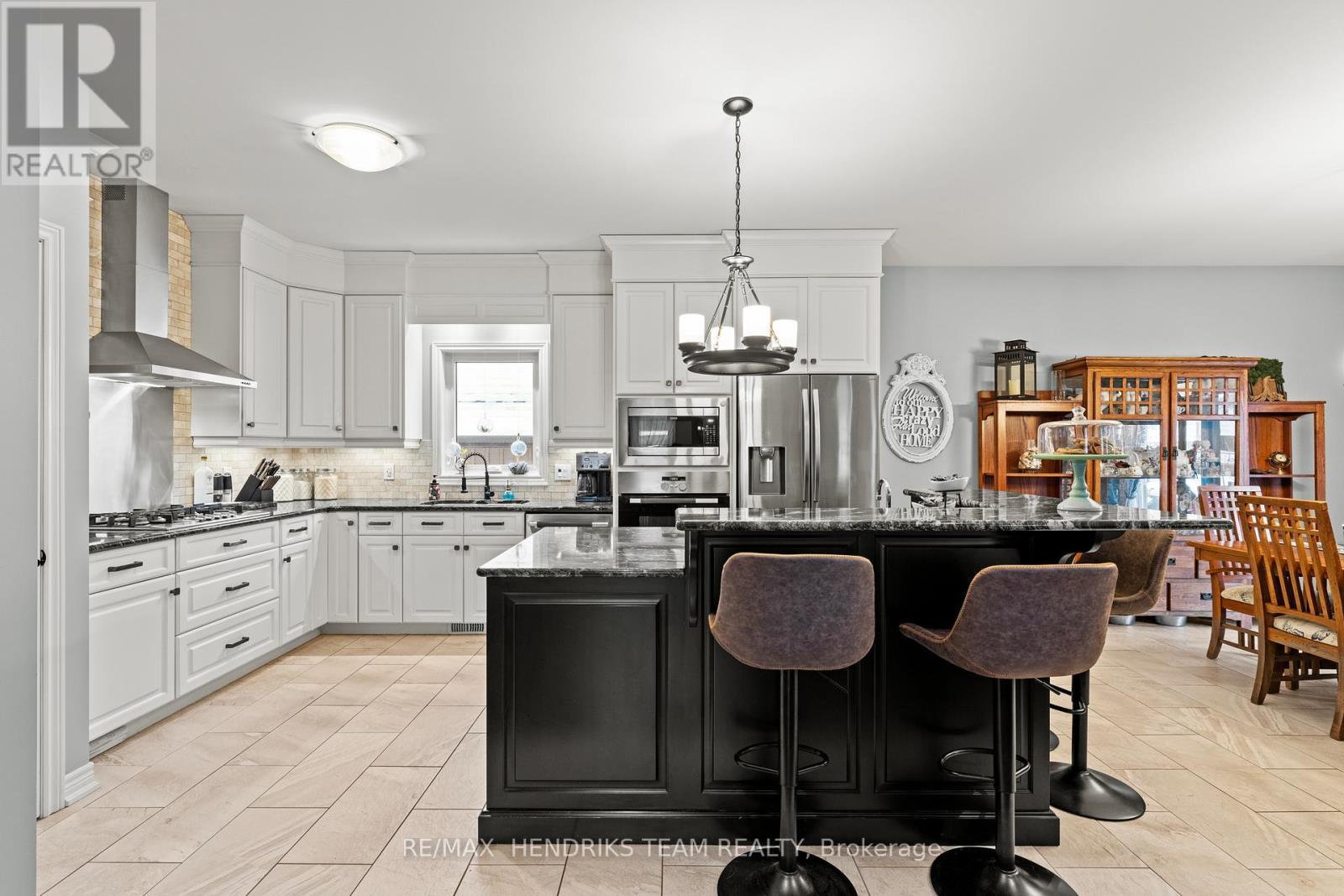 379 Michael Drive, Welland (N. Welland), ON - Indoor Photo Showing Kitchen With Upgraded Kitchen